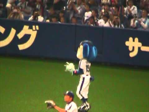 2011/10/19バク転を決めた後プロポーズじゃなくってお花を渡すドアラ