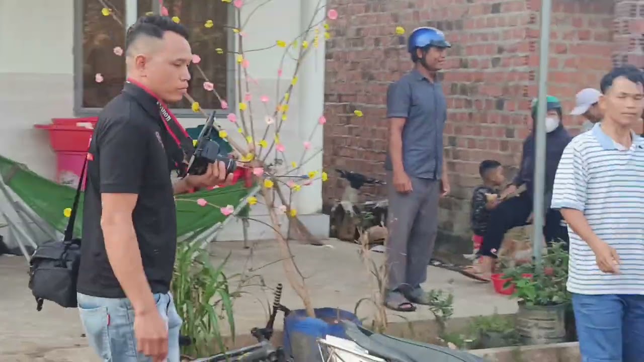 Đội công chiêng mừng 2 tết làng 