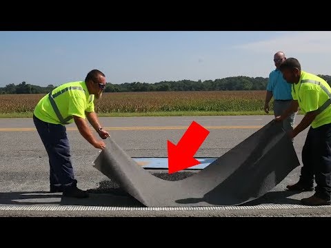 Thumbnail for अमेरिका मैं सड़कों के गड्ढों को भरने का ये है आधुनिक  तरीका || Amazing Construction Tools
