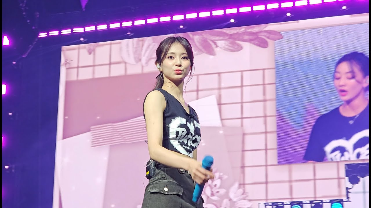 Twice 트와이스 @ Accor Arena in Paris - When we were kids | Fancam