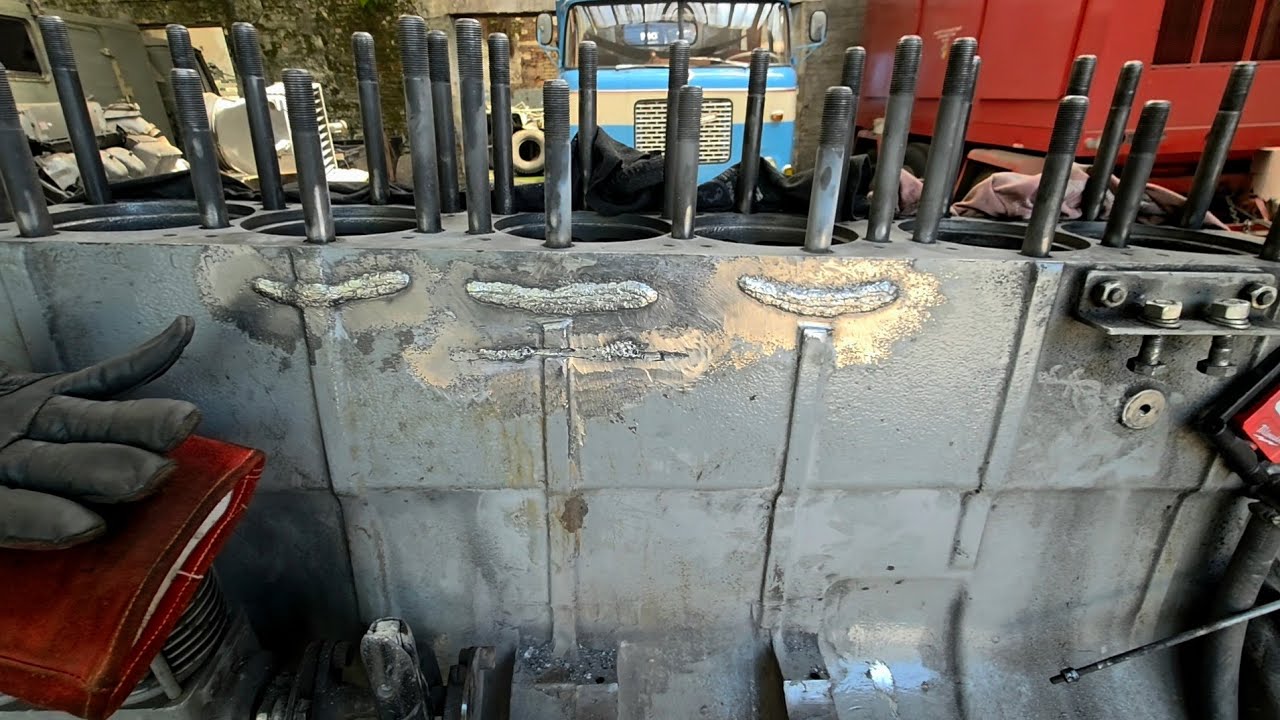Svařování bloku motoru ŠKODA 706 RT. Welding of the ŠKODA 706 RT engine block.