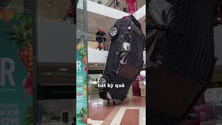 Họ Mang Chiếc BMW Bóng Bay Từ Tầng 3 Xuống