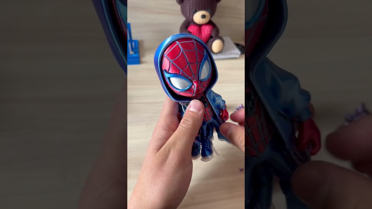 ASMR quitando soportes de Miles Morales en impresión 3D
