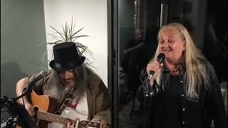 Vai a trovare Amici....e ti ritrovi a cantare!!!Improvvisiamo!!!!! Bravo Alessandro Moschini!!!!