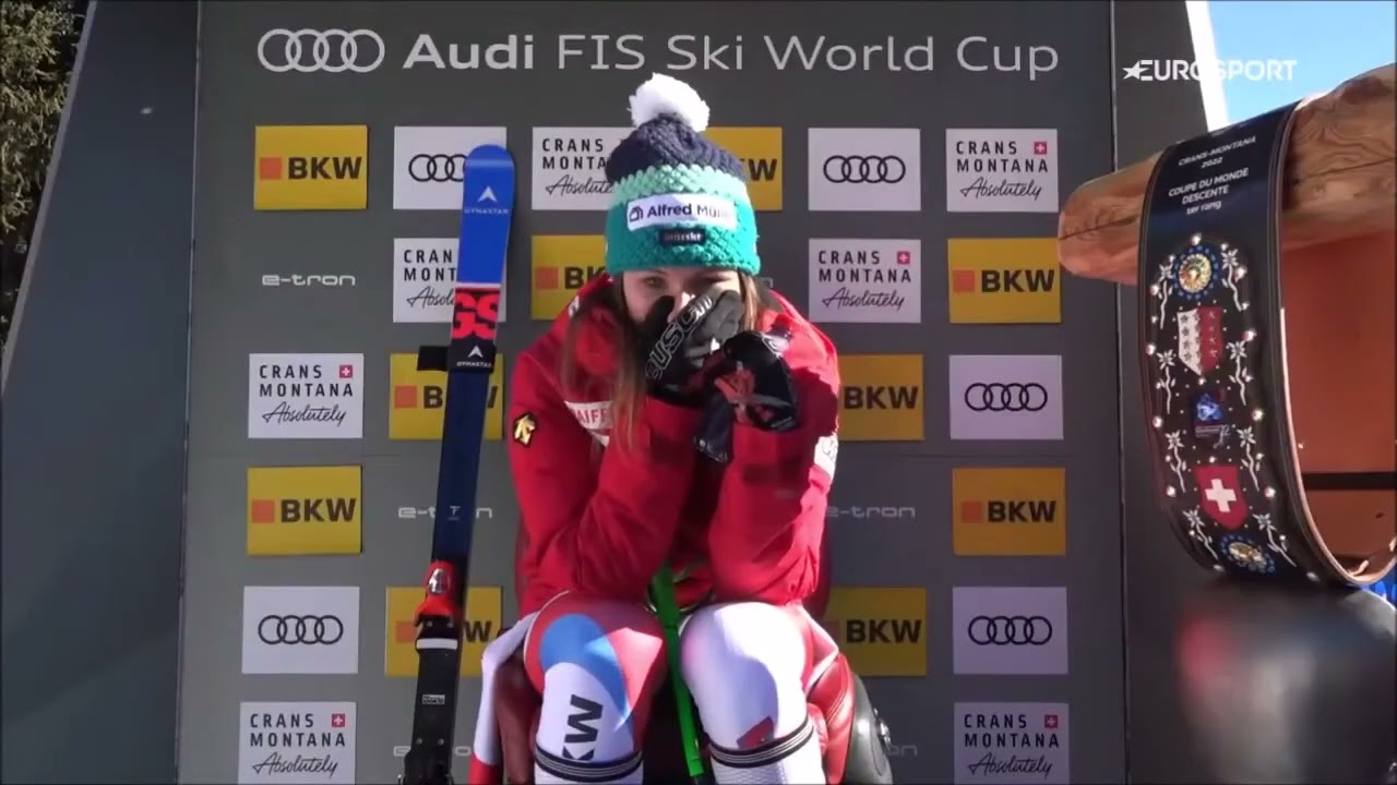 Taylor Swift falls like a noob