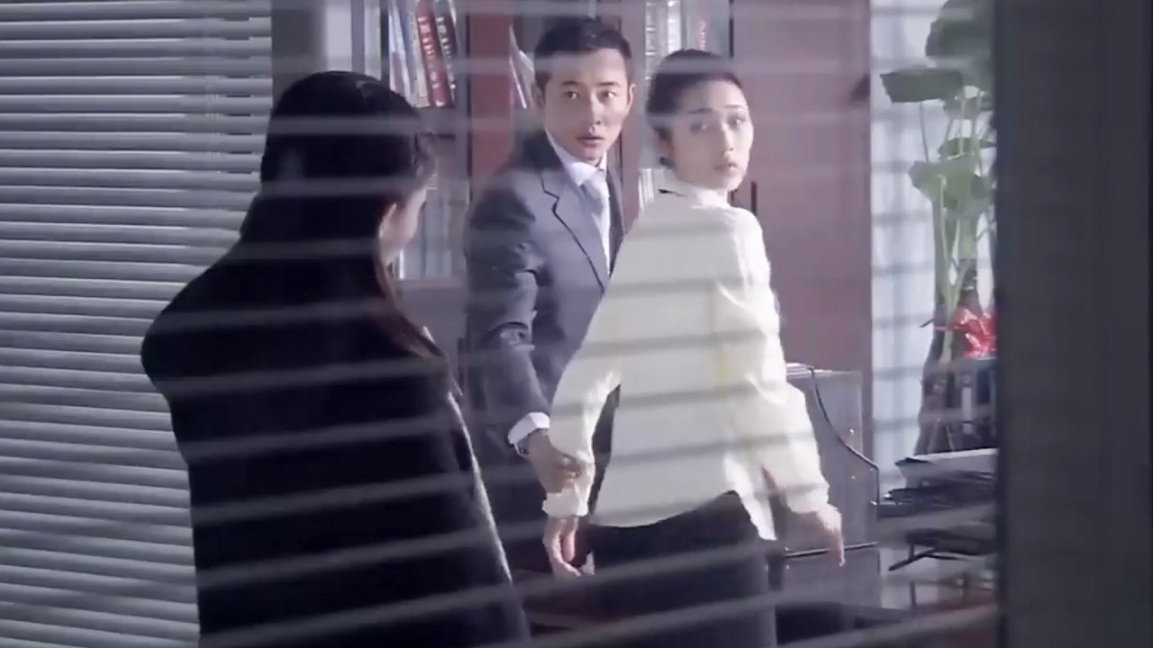 Жена застает мужа с любовницей и уходит с разбитым сердцем.