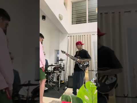 MC EINSTEIN AT SKUSTA CLEE SINGS UMAASA👌🤘