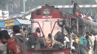 RUSH IN TRAINS IN KAHALGAON RAILWAY STATION | INDIAN TRAINS | INDIAN RAILWAY IN 2012 screenshot 4