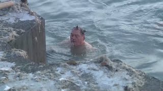 Frigid temperatures don't deter Chicago's 'Great Lakes Jumper' from icy plunge