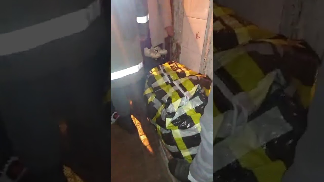 مشهد مؤثر:الأمطار جد غزيرة وأسرة تغادر منزلها الأيل للسقوط بالمدينة القديمة والسلطات دارت عليه حواجز