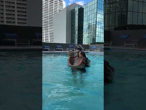 Милое видео! Плавание с папой в бассейне приносит радость счастливым малышам #beach #naomi #наоми