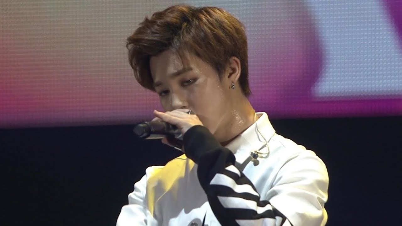4K] BTS (방탄소년단) - WAKE UP [LIVE Performance] Makuhari Messe