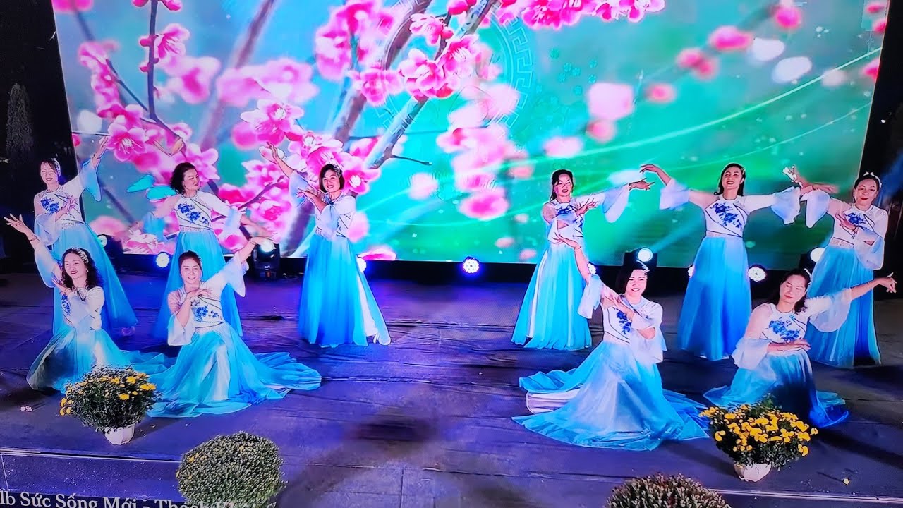 Múa cực đẹp LK Tết đến xuân sang. CLB Sức sống mới Thạch Khôi