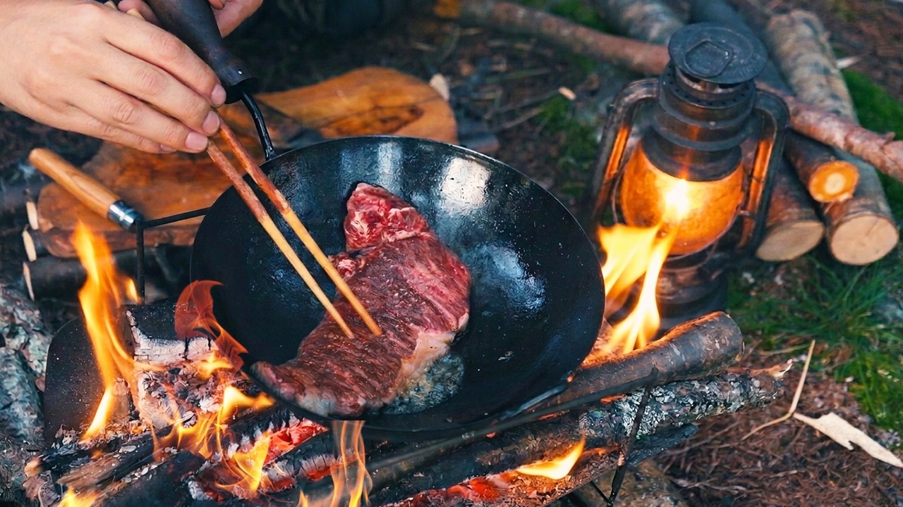 1人だから味わえる贅沢。静かな森の奥、焚き火と自然に溶け込むソロ