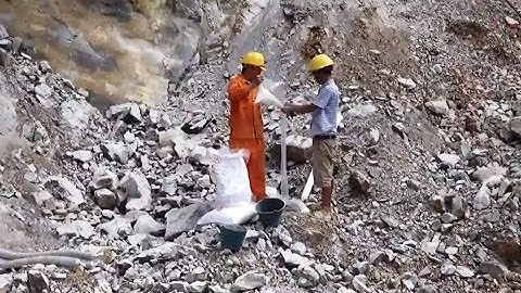 Rợn người cảnh khoan nổ mìn khai thác đá ở huyện Lương Sơn