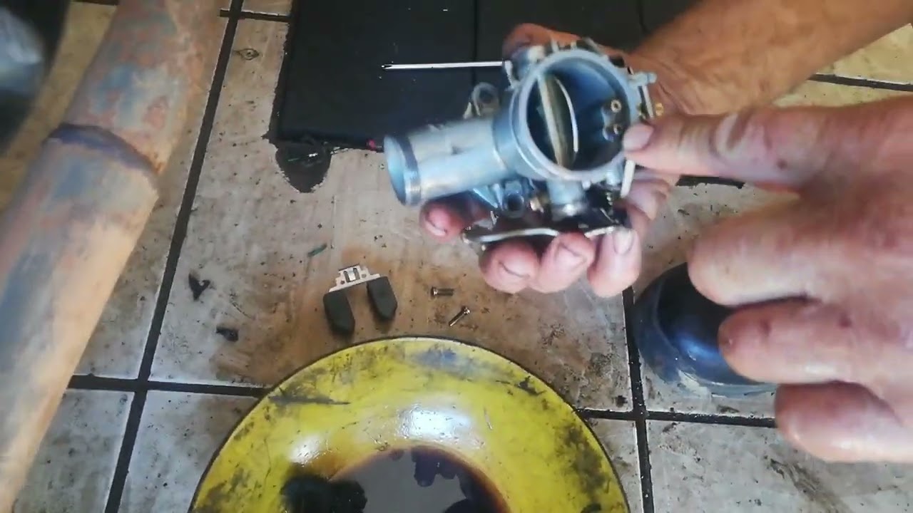 porque el carburador de tu moto tira gasolina por todos lados