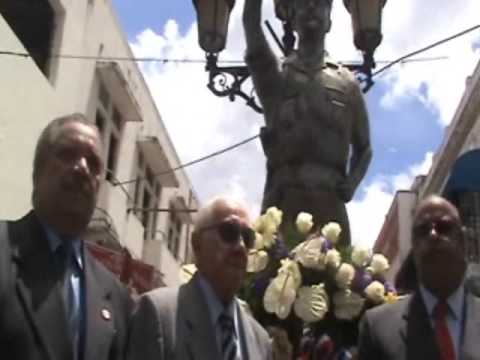 Develan Estatua en Honor a Francis Caamao