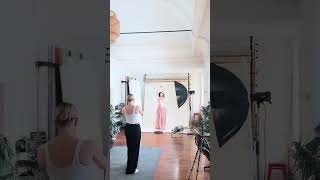 Maternity Photoshoot BTS - working with fabrics π #maternityphotography #pregnancyphotography Maternity Photoshoot BTS - working with fabrics π #maternityphotography #pregnancyphotography