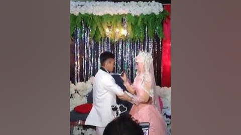 Video lucu pengantin saat saling suap suapan