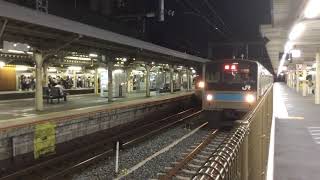 EF510レッドサンダー牽引の貨物列車、京都通過 奈良線205系発車