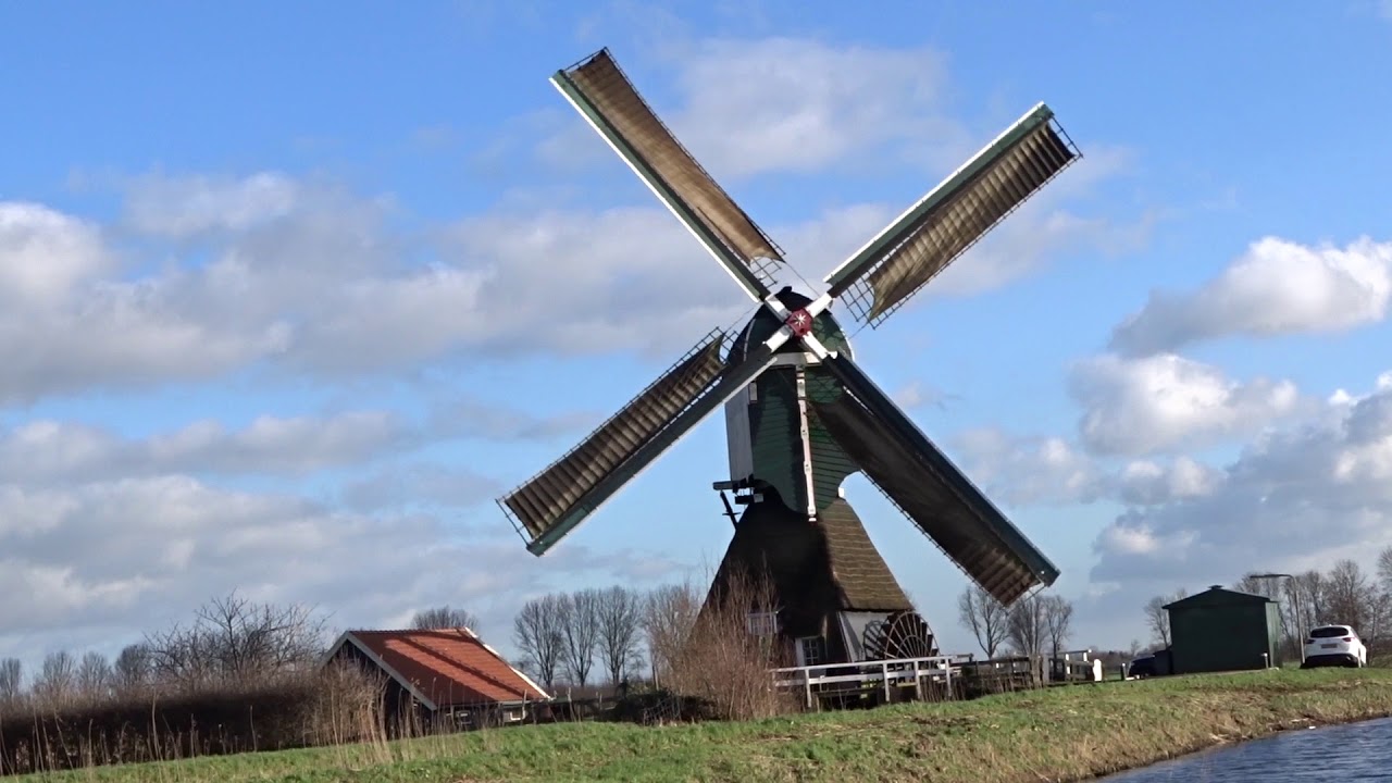 De Boterslootse Molen in Noordeloos met draaiende wieken