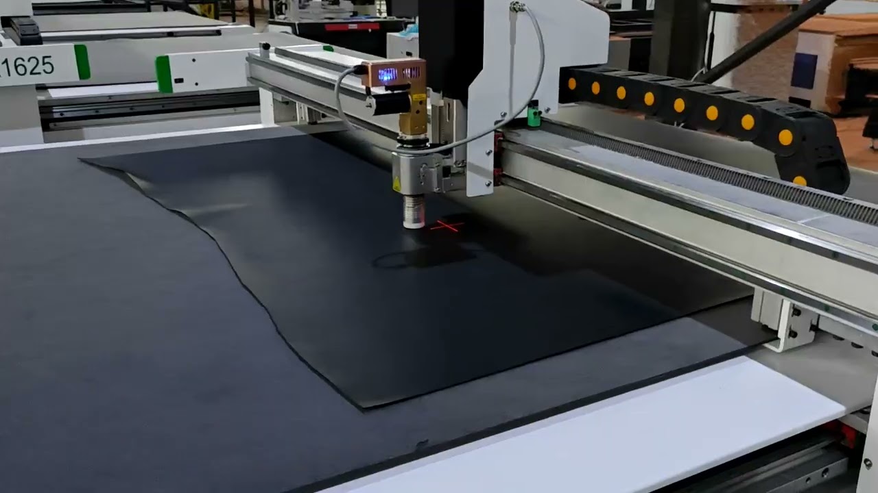 automatic loading oscillating knife cutting machine efficiently processes high-end leather,