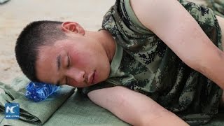 Touching moment! Soldiers sleep on the ground after fighting flood