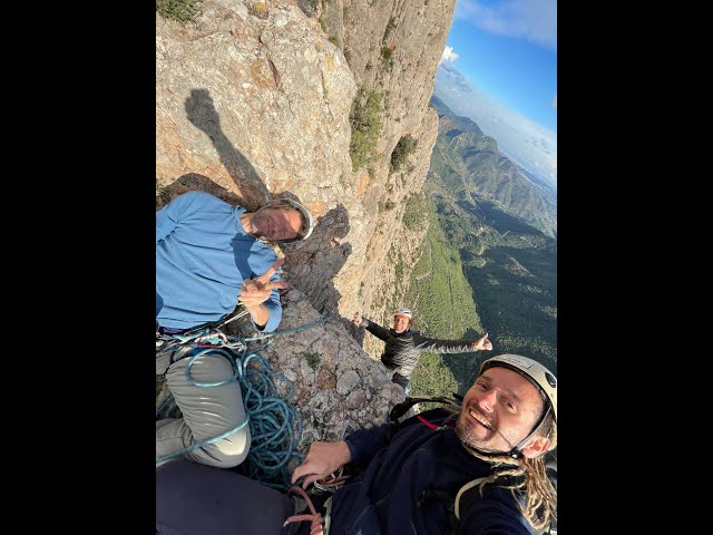 Muntanya i Llibertat (55): Via Rosa dAbril al Serrat de les Garrigoses (Montserrat)