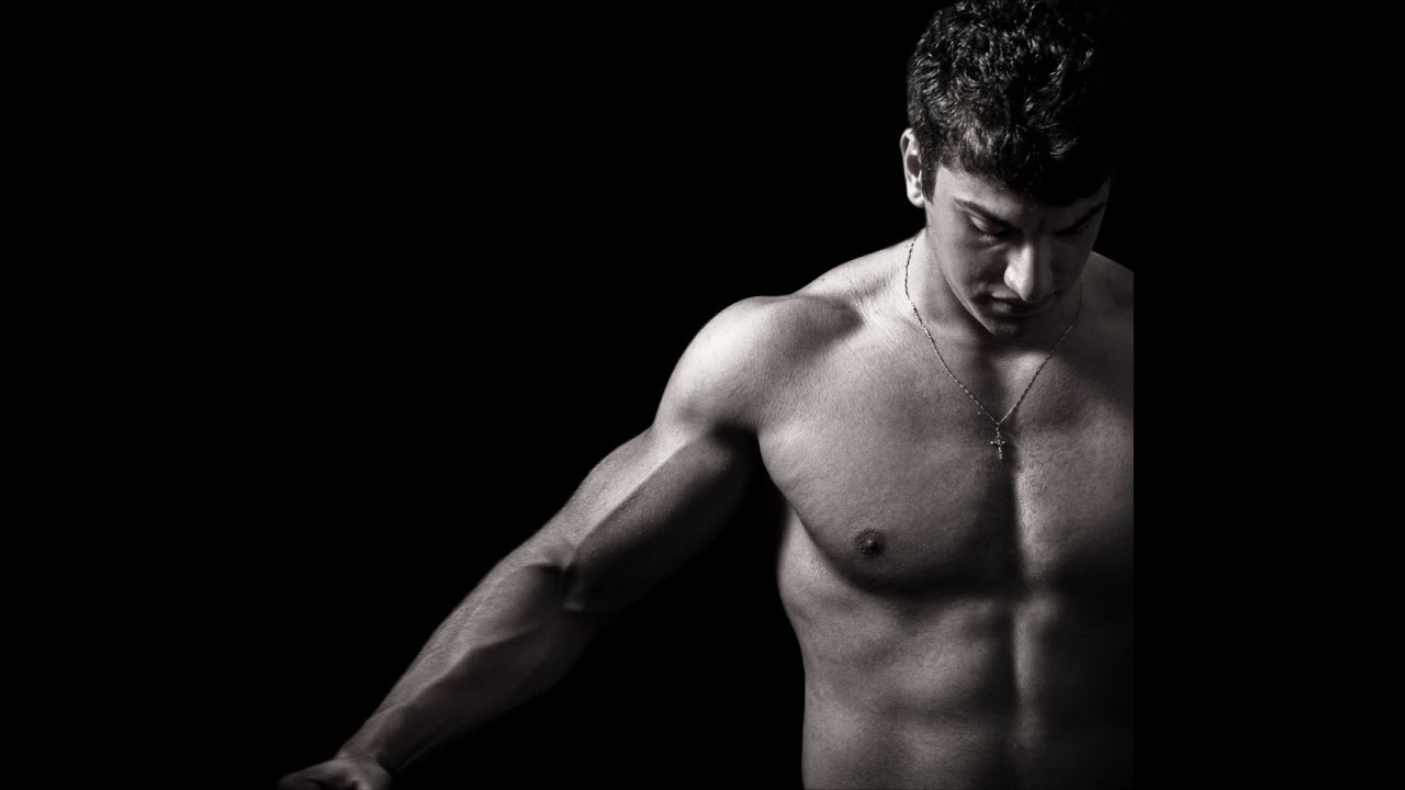 Видео спортивных парней. Голый торс с плечом. Мужчина торс плечо. Спортивные плечи у парня. 1080x1920-Wallpapers бодибилдинг.