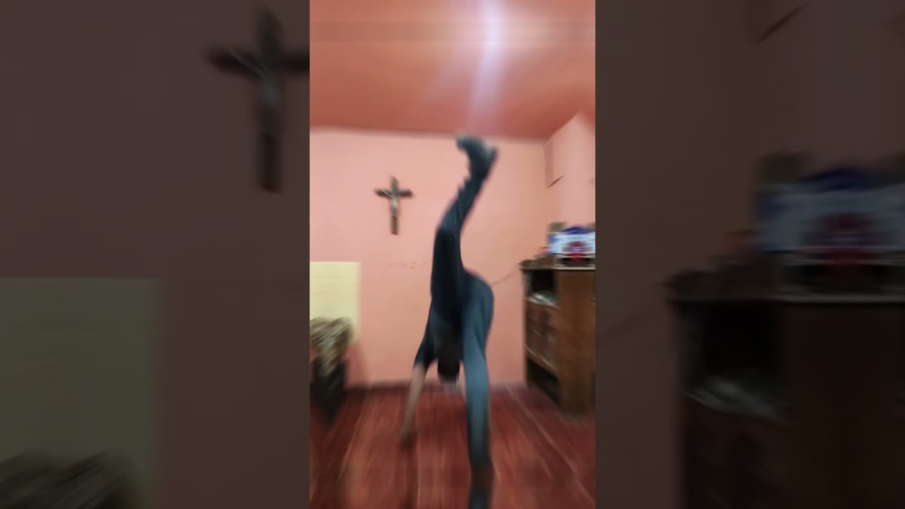 un parado de manos muy desequilibrado 🤸🏻 
