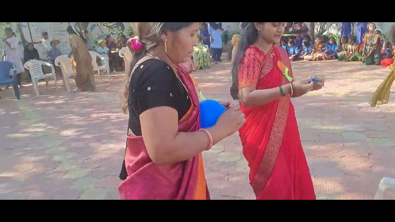 “महिला दिनानिमित्त शाळेमध्ये ‘फुगा फोडा आनंद लुटा’ हा मजेदार खेळ घेण्यात आला,