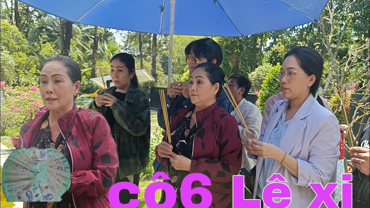 Cô 6 lì xì anh em ở mộ nghệ sĩ ưu tú Vũ Linh 