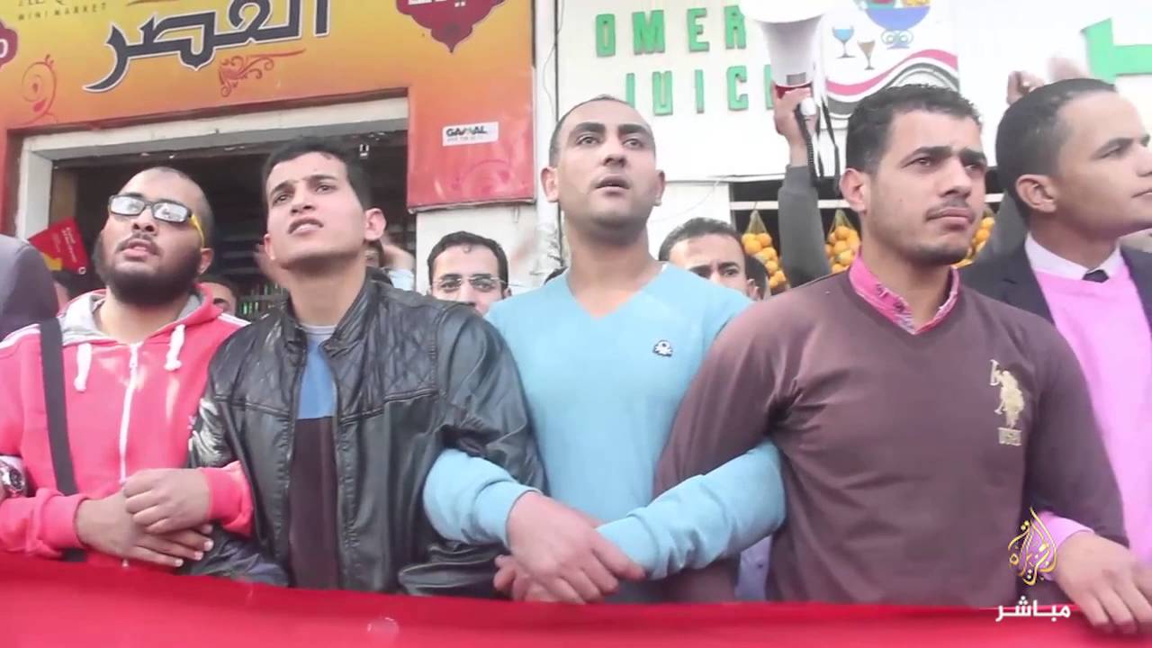 وقفة لحملة الماجيستير أمام البوابة الرئيسية لمجلس الوزراء