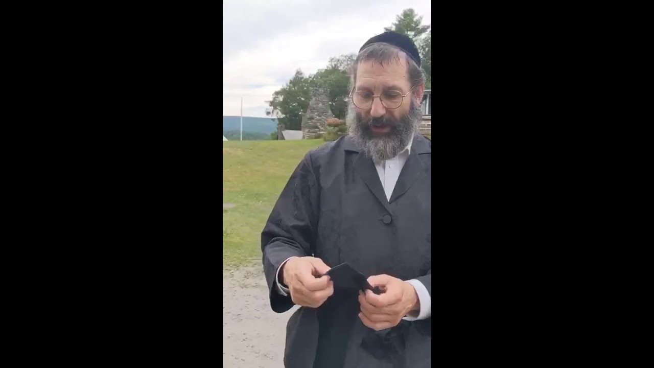 When the Rebbe's Talis got stuck in the door | כשהטלית של הרבי נתקעה בדלת