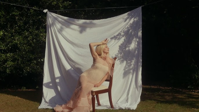 Максимдегі жалаңаш Пикси Лотт