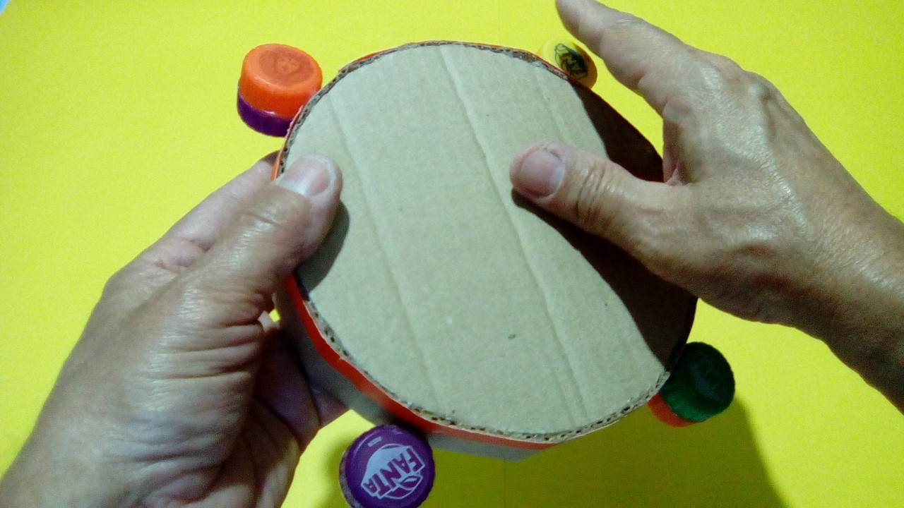 Como fazer um pandeiro muito fácil de papelão e tampinhas com materiais recicláveis e descartáveis