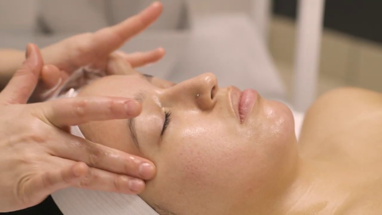 Humber College | Spa European Facial Massage Movements Protocol | Step 4: Swan Dive