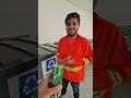 Milionário dá lanche cheio de dinheiro a um pai que trabalha como pedreiro para cuida da filha espec
