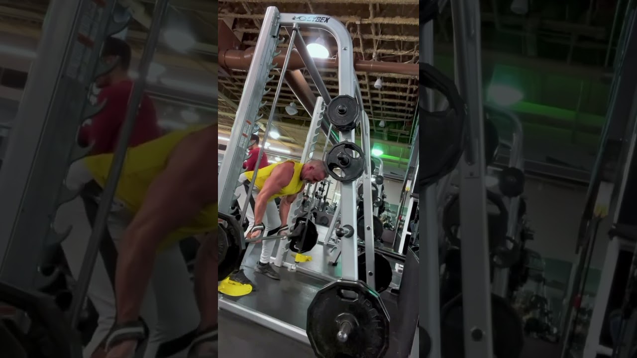 Try these skinny underhand grip rows on Smith machine for better contraction at the top #fit #back