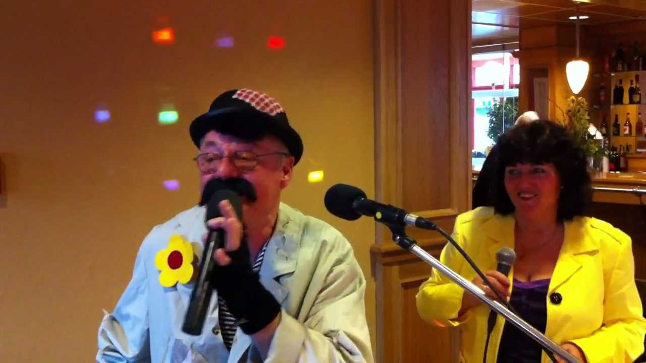 Twee motten van Dorus door Herman van Velzen met de Freeartistsband YouTube Twee motten van Dorus door Herman van Velzen met de Freeartistsband YouTube