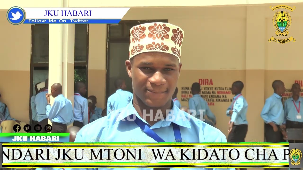 Wanafunzi wa Skuli ya Sekondari JKU wapokea zawadi ya baada ya kufanya vizuri katika mitihani yao.