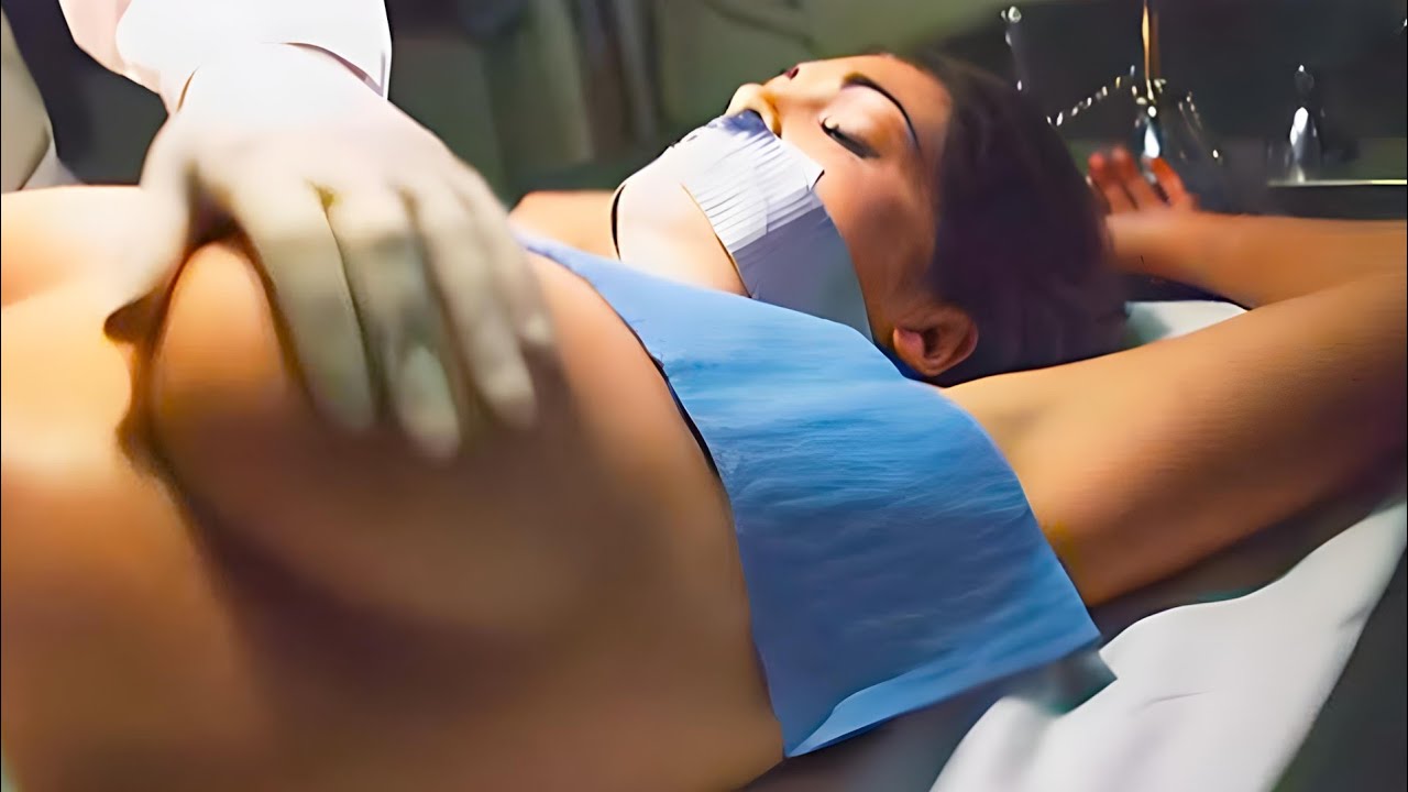 Офицер не знает, что женский труп, которому он аплодировал, все еще жив