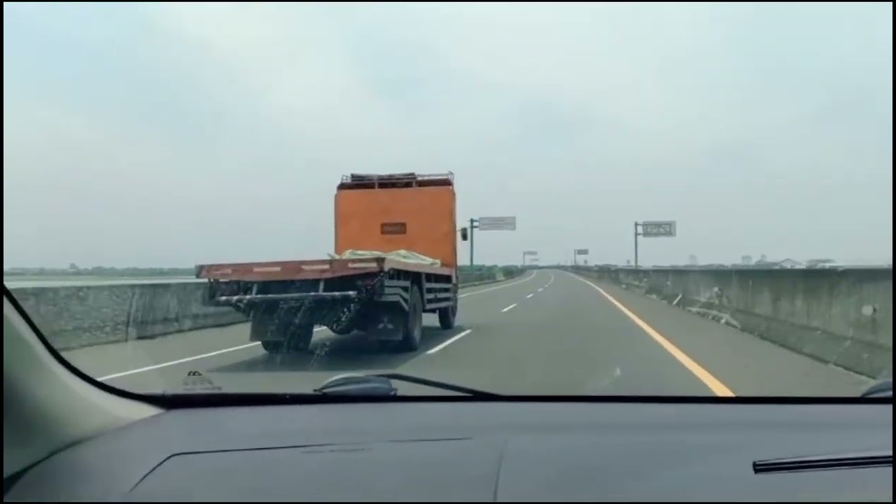 Perjalanan lewat jalan Tol Demak  ke Semarang 12 menit