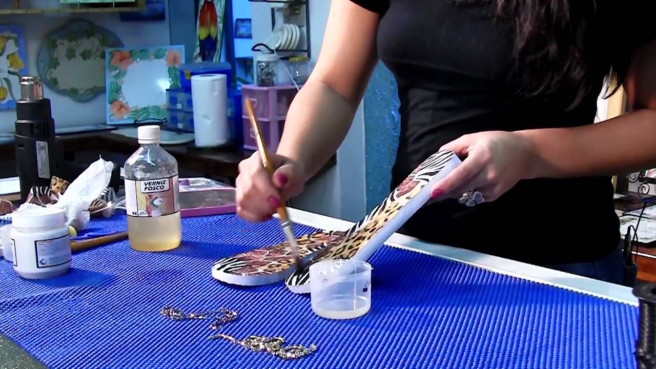 Tutorial ensina técnica de decoupage no chinelo