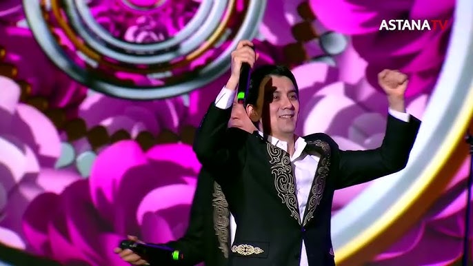 Жігіттер көпшіліктің көзінше қыбырлайды Жігіттер көпшіліктің көзінше қыбырлайды