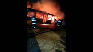 Ônibus é incendiado por criminosos na zona leste