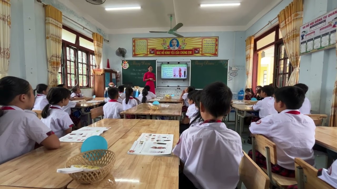 Mỹ thuật 4: Nhân vật với trang phục dân tộc - Nguyễn Thị Lý - TH&THCS Cam Thủy