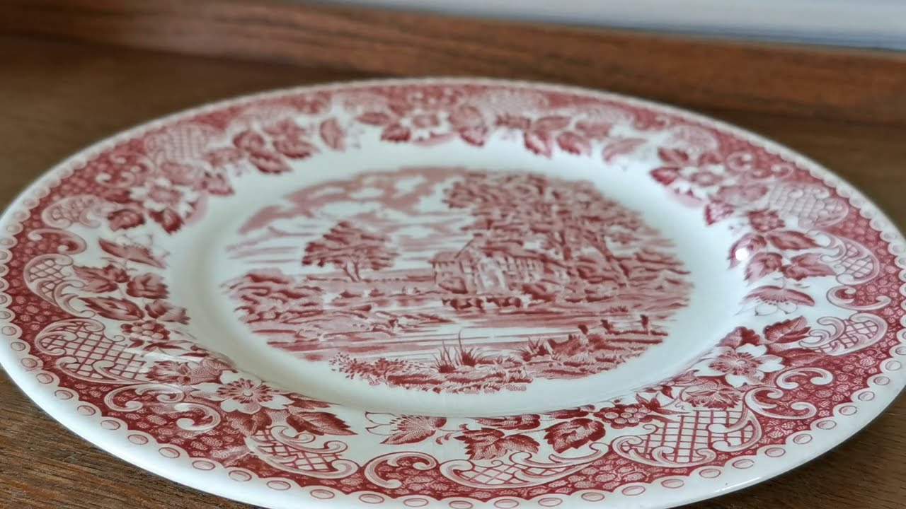 Barratts Red and White China Elizabethan 10-1/8th-inch Dinner Plate