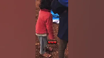 مقطع متداول لرجفة طفلة لاجئة من البرد 