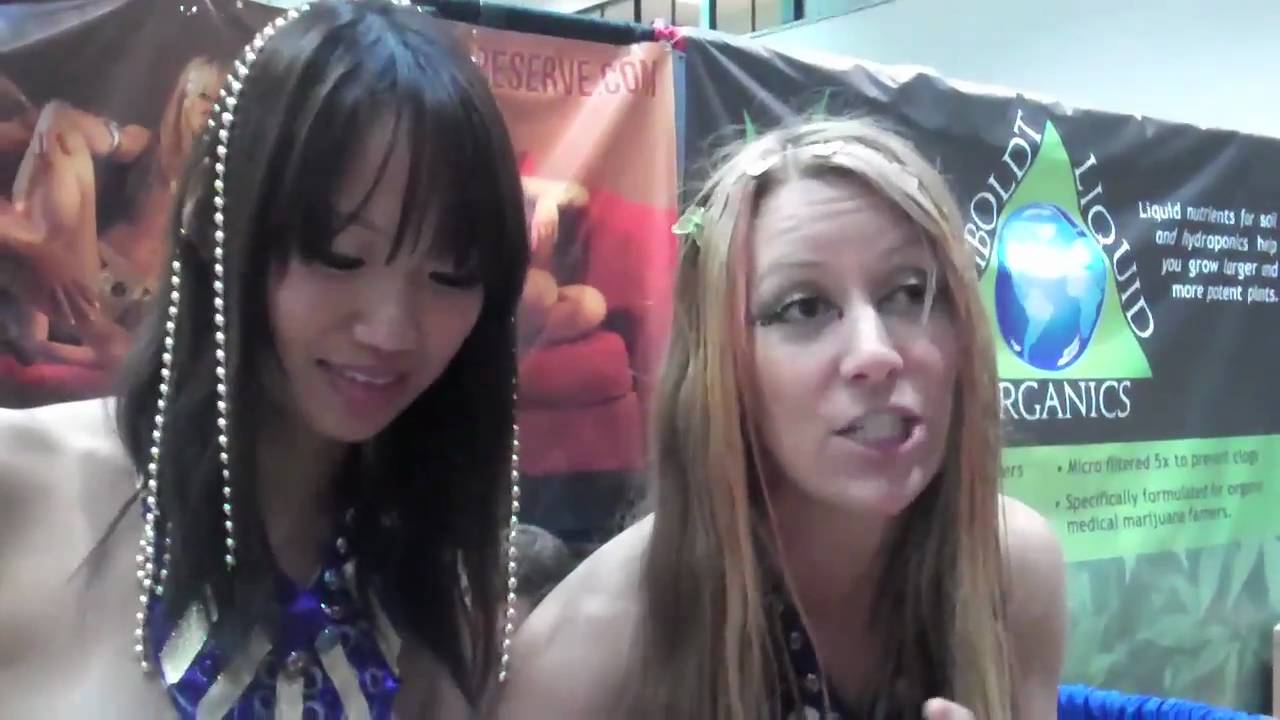 Medicating w/ Mom at Hemp Con Event on HashbarTV